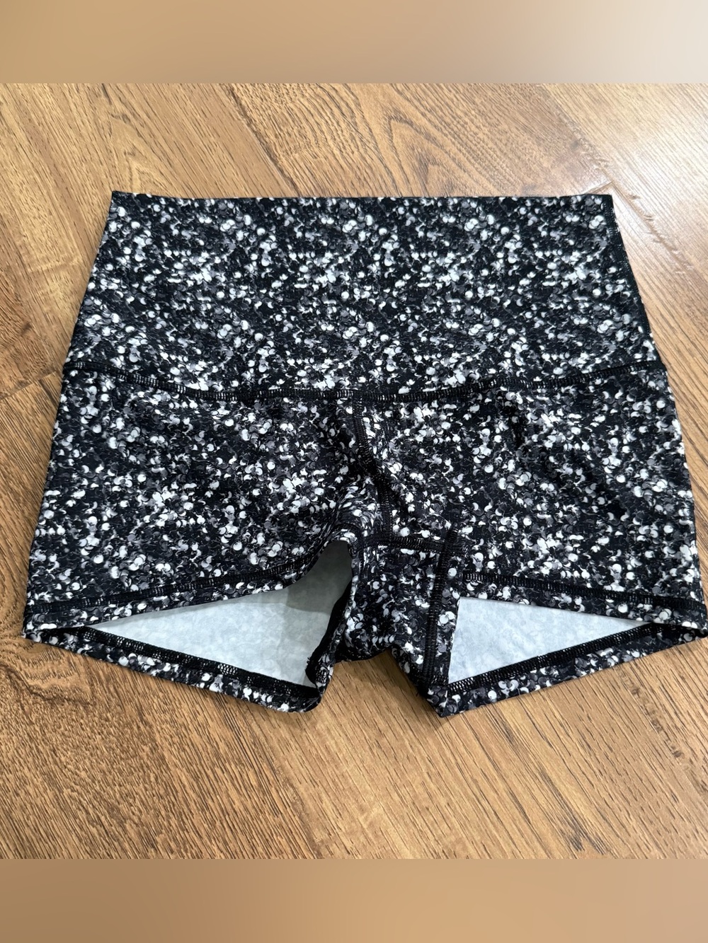 Lululemon Shine Short (Roll Down) Shimmy Shimmer Black White Size 8